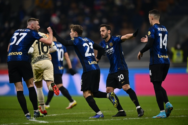 足球曼联门将世界级神扑登上热搜（曼联门神上演世界级扑救，迅速冲上热搜）