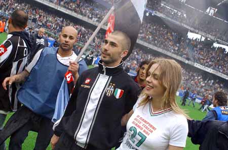 镜报：多特想明年夏天签桑乔，但后者必须接受大幅降薪