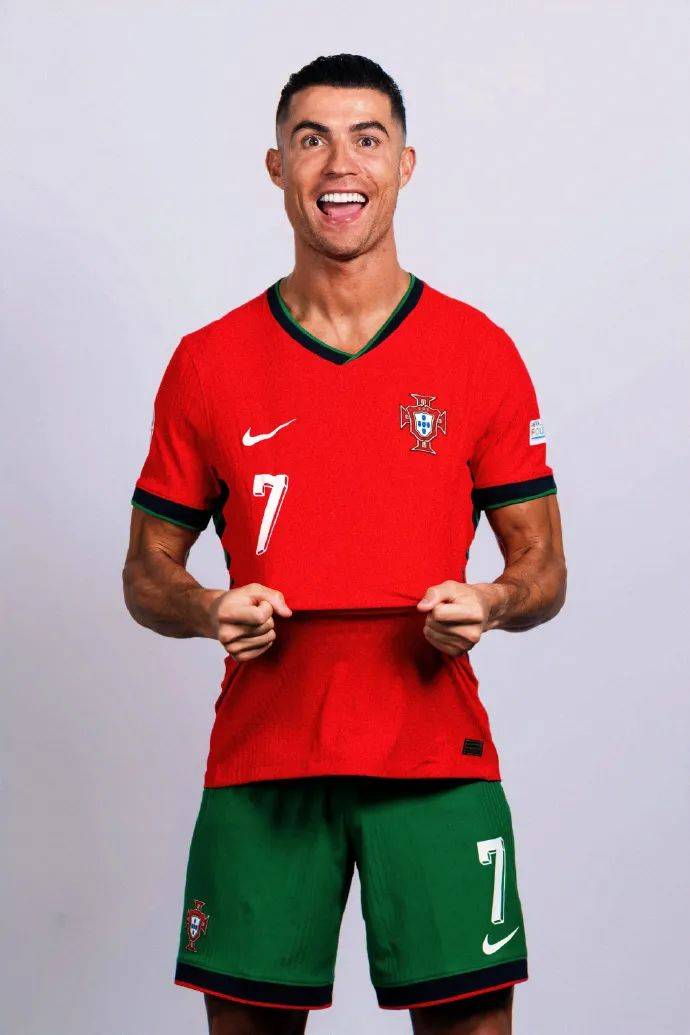 普利西奇成为英雄，AC米兰逆转都灵，重返意甲榜首（普利西奇一锤定音，AC米兰逆转击败都灵，重登意甲榜首）