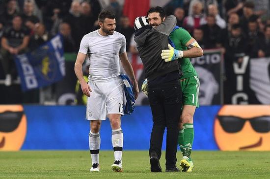 博主：河南队今天下午飞往上海，随后将与海港热身