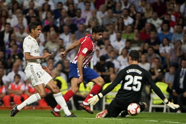 梅西正面交锋穆勒夺冠！梅西vs穆勒交手记录升至4胜7负（梅西与穆勒巅峰对决争冠，交手战绩更新至4胜7负）