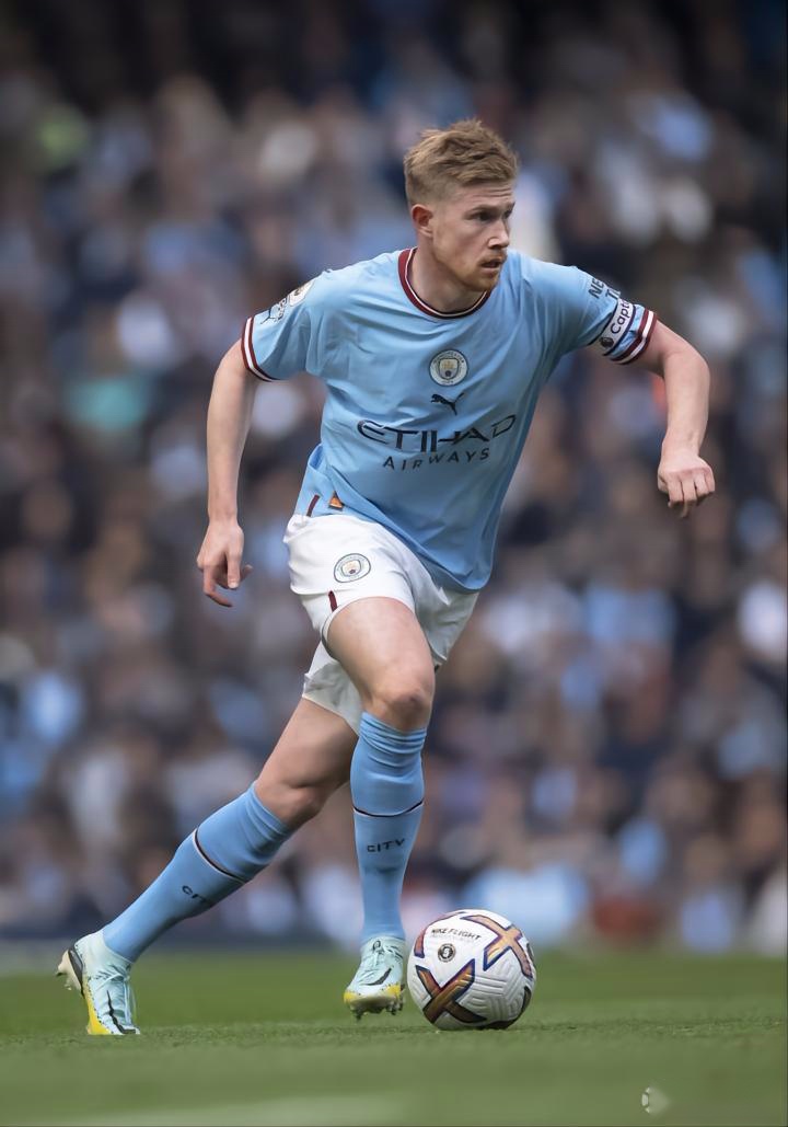 前锋远射破门，全场欢呼