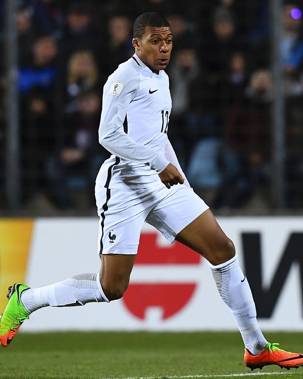 沃尔夫斯堡vs弗赖堡：埃里克森、马耶尔首发，金特尔、霍勒出战（沃尔夫斯堡对阵弗赖堡：埃里克森、马耶尔首发，金特尔、霍勒披挂上阵）